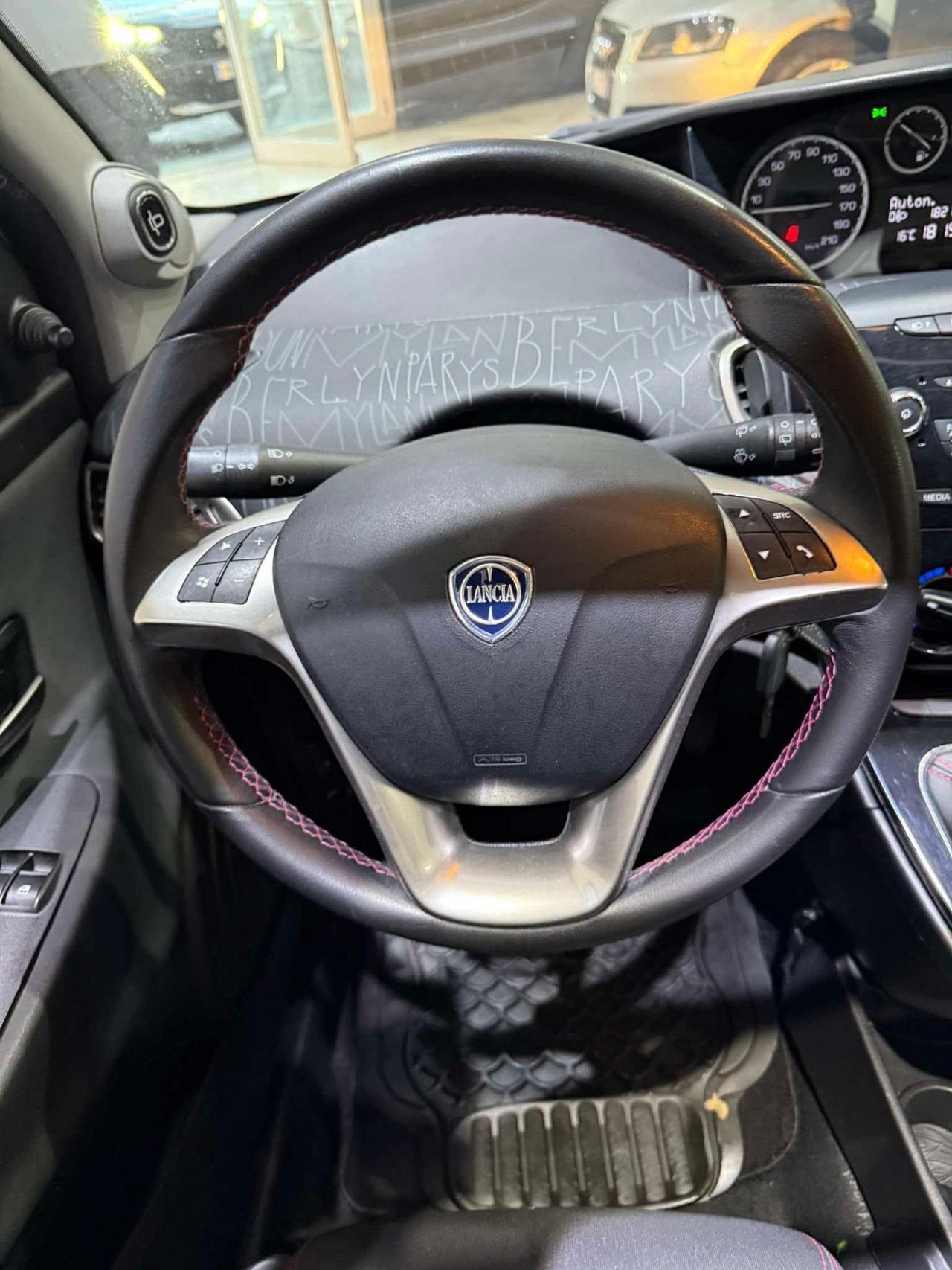 Lancia Ypsilon 1.2 69 CV london Paris