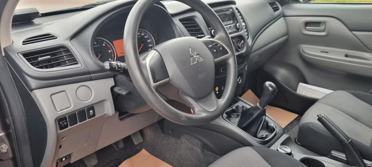 Mitsubishi L200 Double Cab Invite Cabina doppia 4WD+Ahk/Navi/Aria condizionata