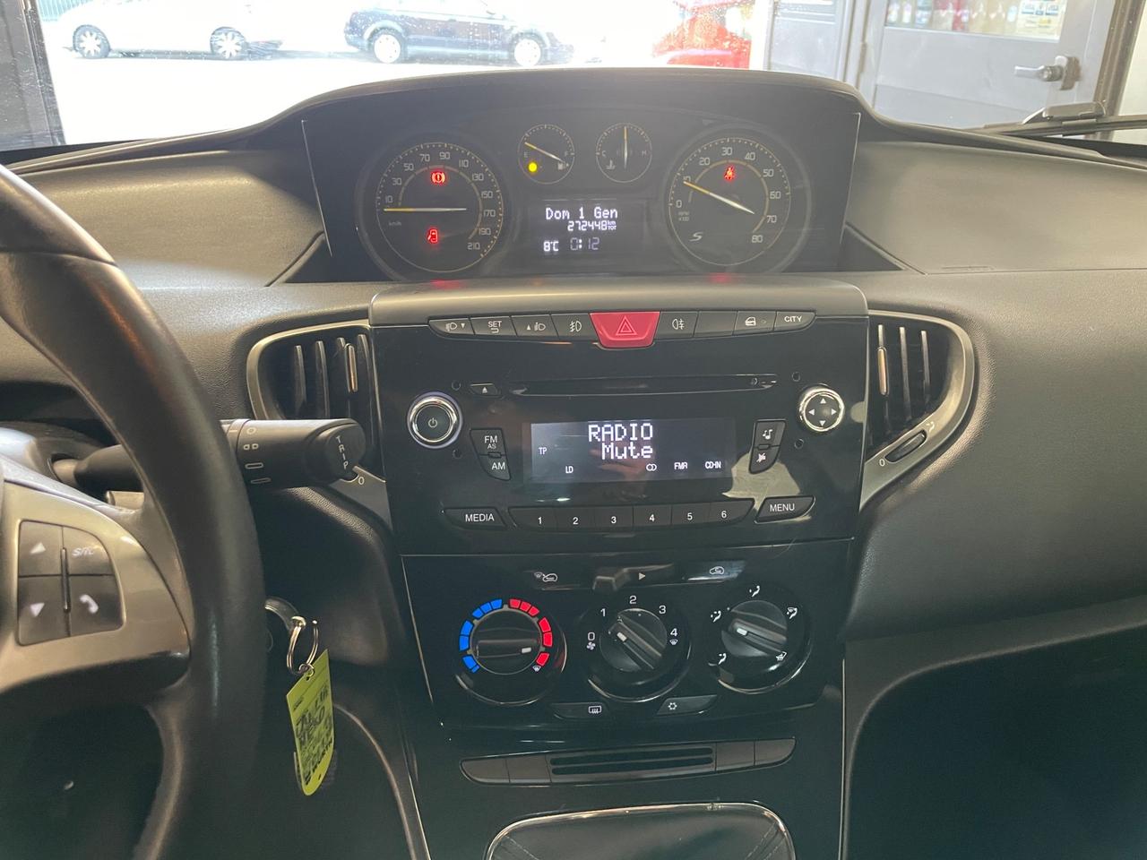 Lancia Ypsilon 1.2 69 CV 5 porte S Momodesign