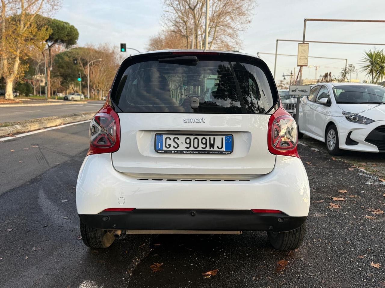 Smart ForTwo 1.0 71cv Coupe Clima cambio Auto fari nuovi