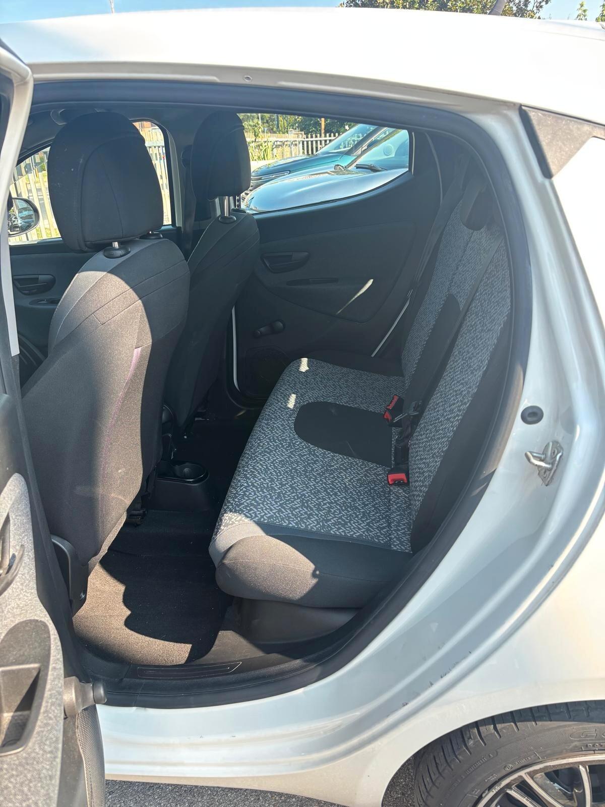 Lancia Ypsilon 1.0 FireFly 5 porte S&S Hybrid Ecochic Silver NESSUN VINCOLO