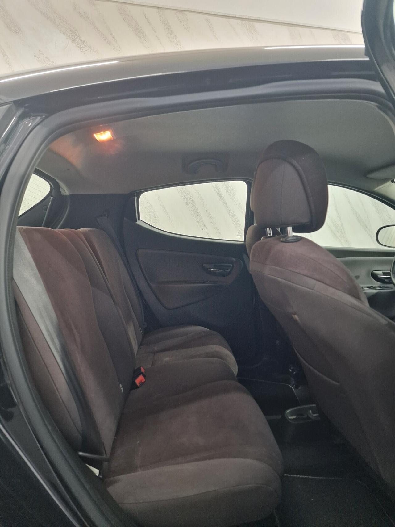 Lancia Ypsilon 1.2 69 CV 5 porte S&S Black&Red