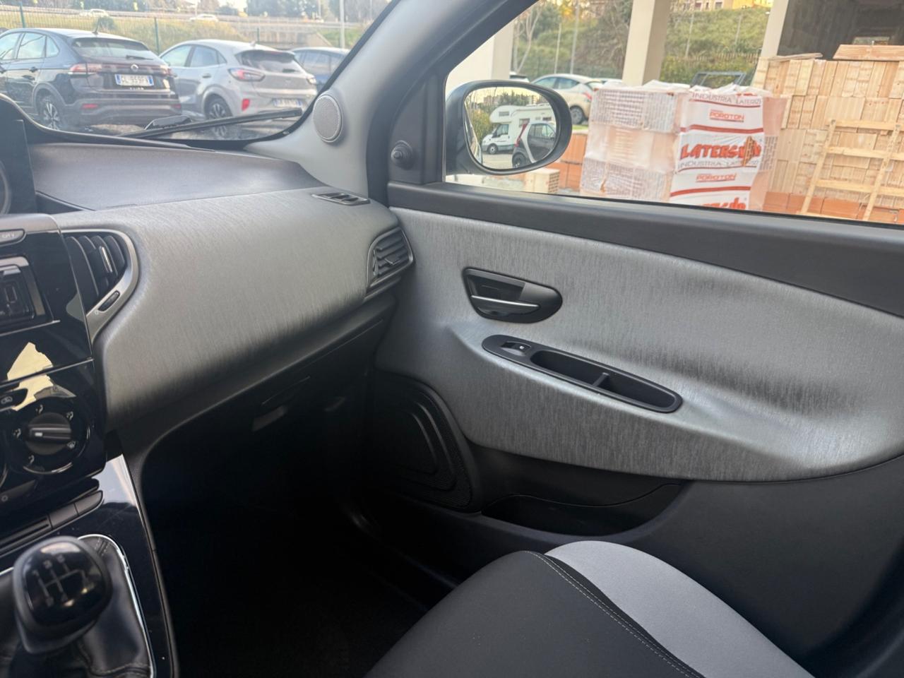 Lancia Ypsilon 1.2 69 CV 5 porte Platinum