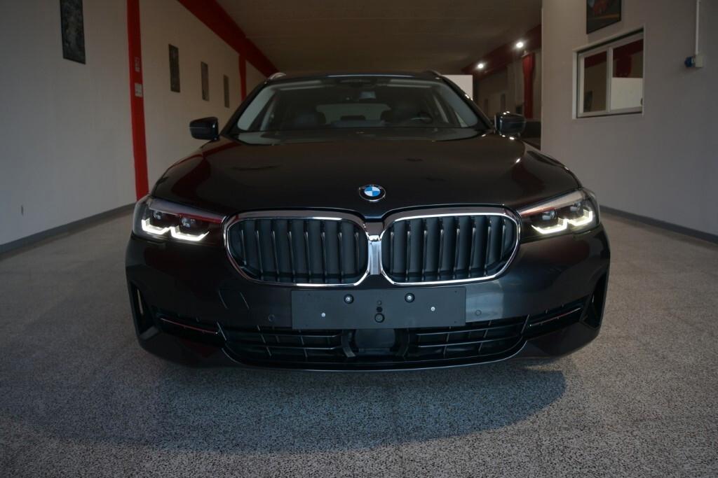 BMW 518D TOURING 136CV STEPTRONIC BUSINESS ADVANTAGE ( FARI LED ADATTIVI - BMW DIGITAL COCKPIT - ACTIVE CRUISE - PELLE - AMBIENT LIGHTS - NAVI - MIRROR - PARK ASSISTANT - TELECAMERA POST. )