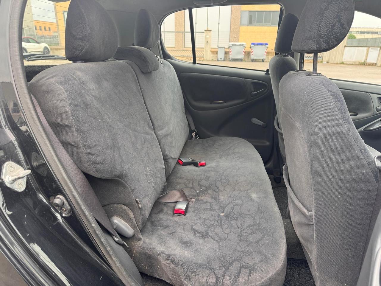 Toyota Yaris 1.0i 16V cat 5 porte Sol