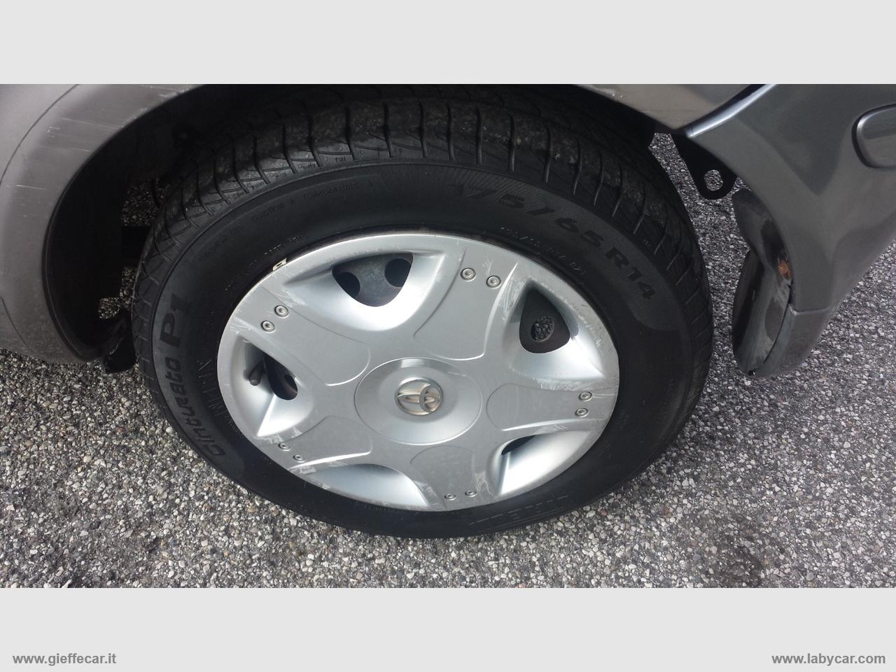 TOYOTA Yaris 1.0 16V 3p. Sol