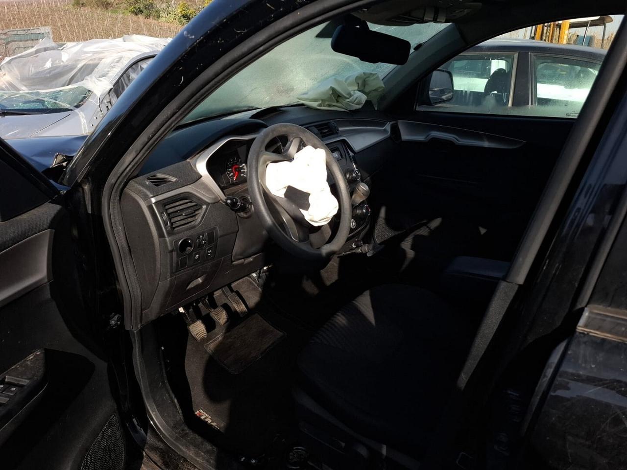 MAHINDRA KUV 100 SINISTRATA MARCIANTE