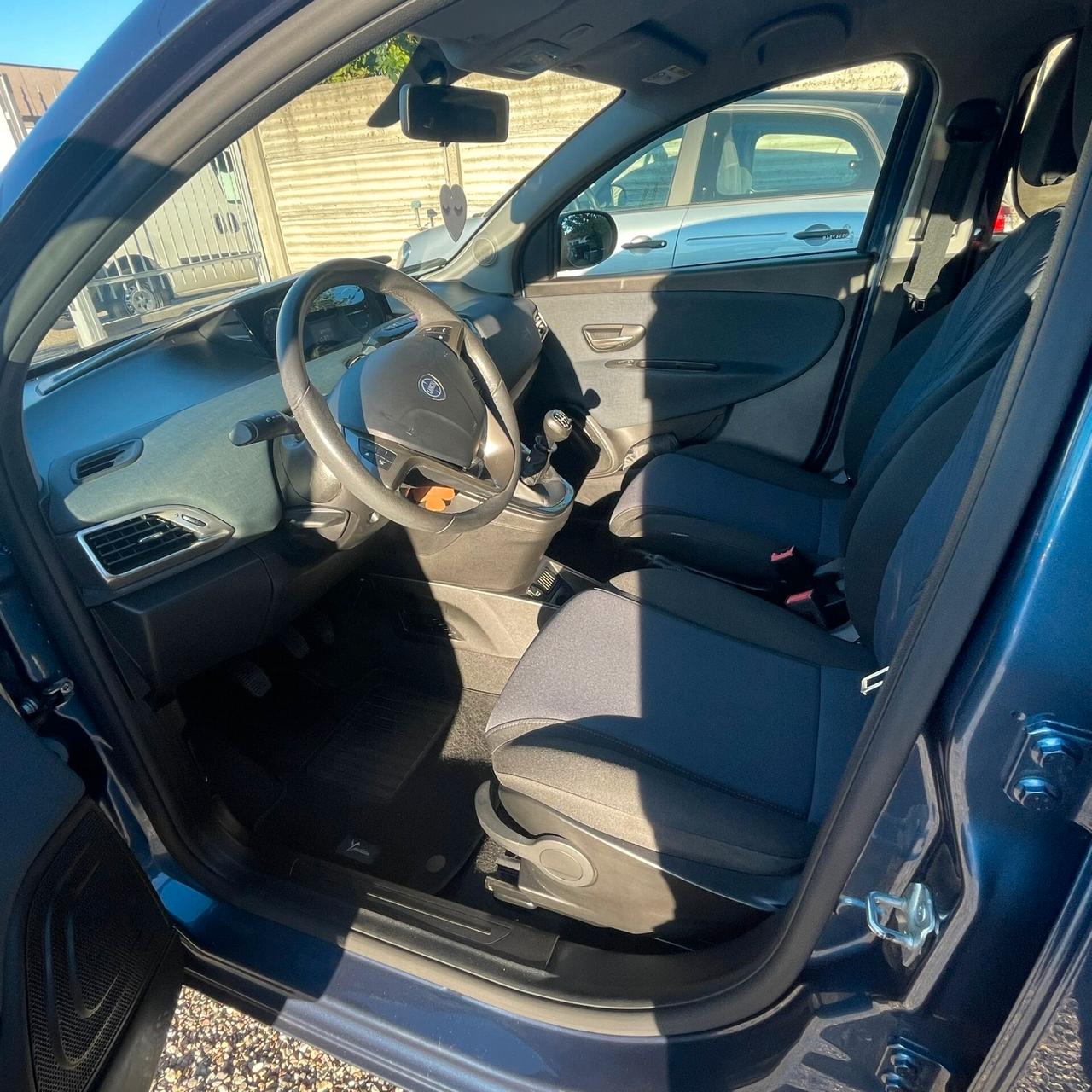 Lancia Ypsilon 1.0 FireFly 5 porte S&S Hybrid Ecochic Silver