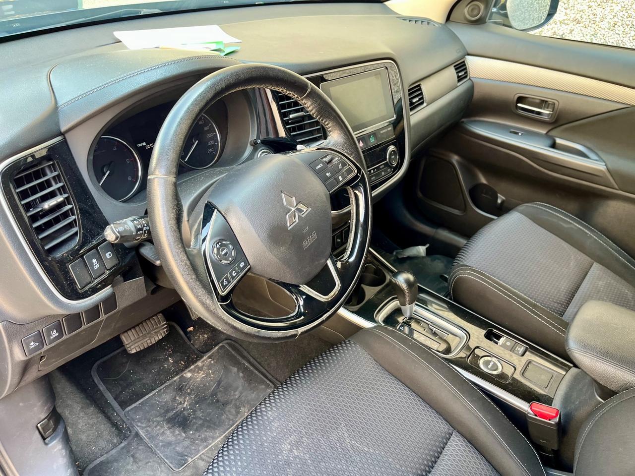 Mitsubishi Outlander 2.2 DI-D 4WD Instyle Plus SDA 7 posti
