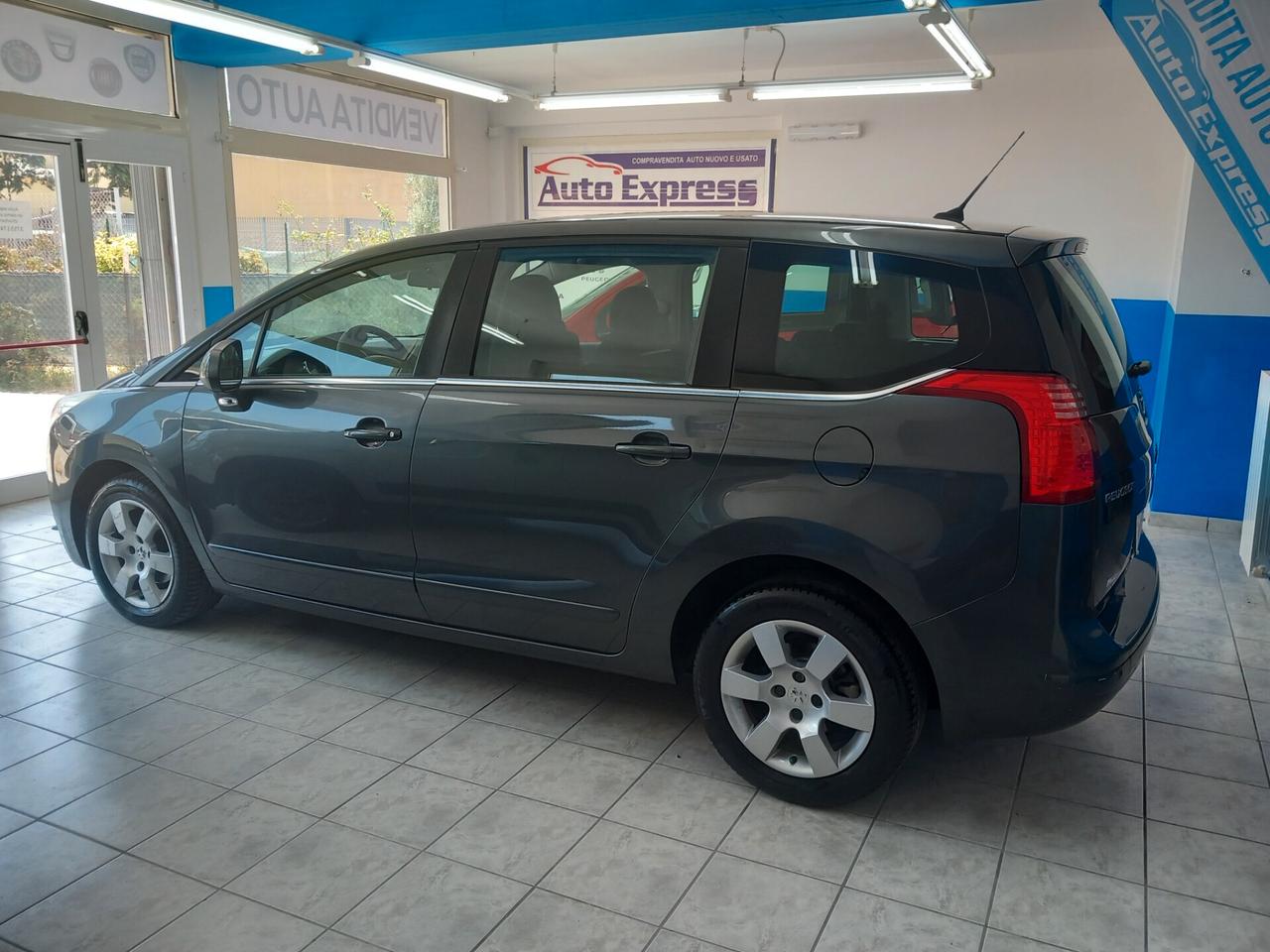 Peugeot 5008 1.6 diesel automatica 7 posti 152 mila km anno 2013