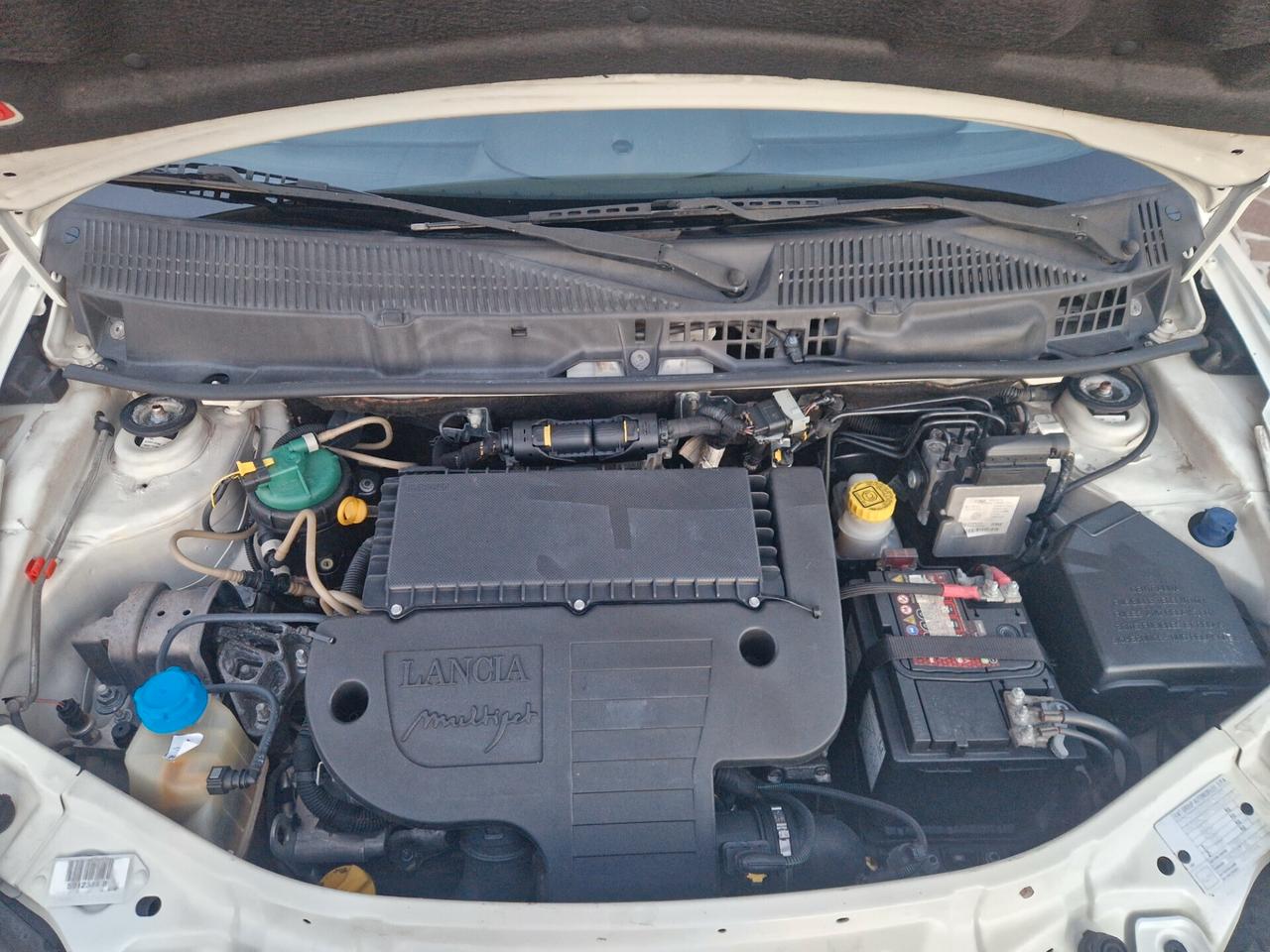 Lancia Ypsilon 1.3 MJT 75 CV Sport MomoDesign