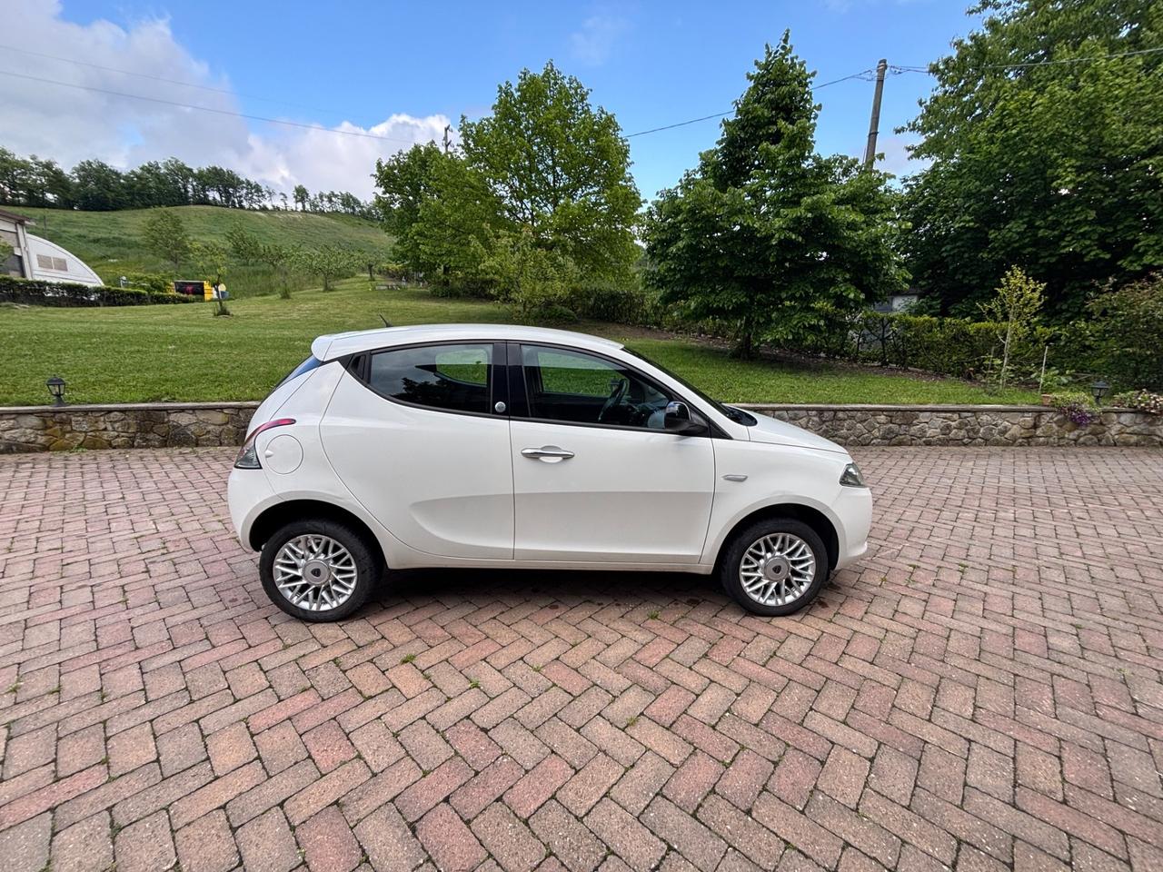 Lancia Ypsilon 0.9 TwinAir 85 CV 5 porte S&S Gold OK NEOPATENTATI