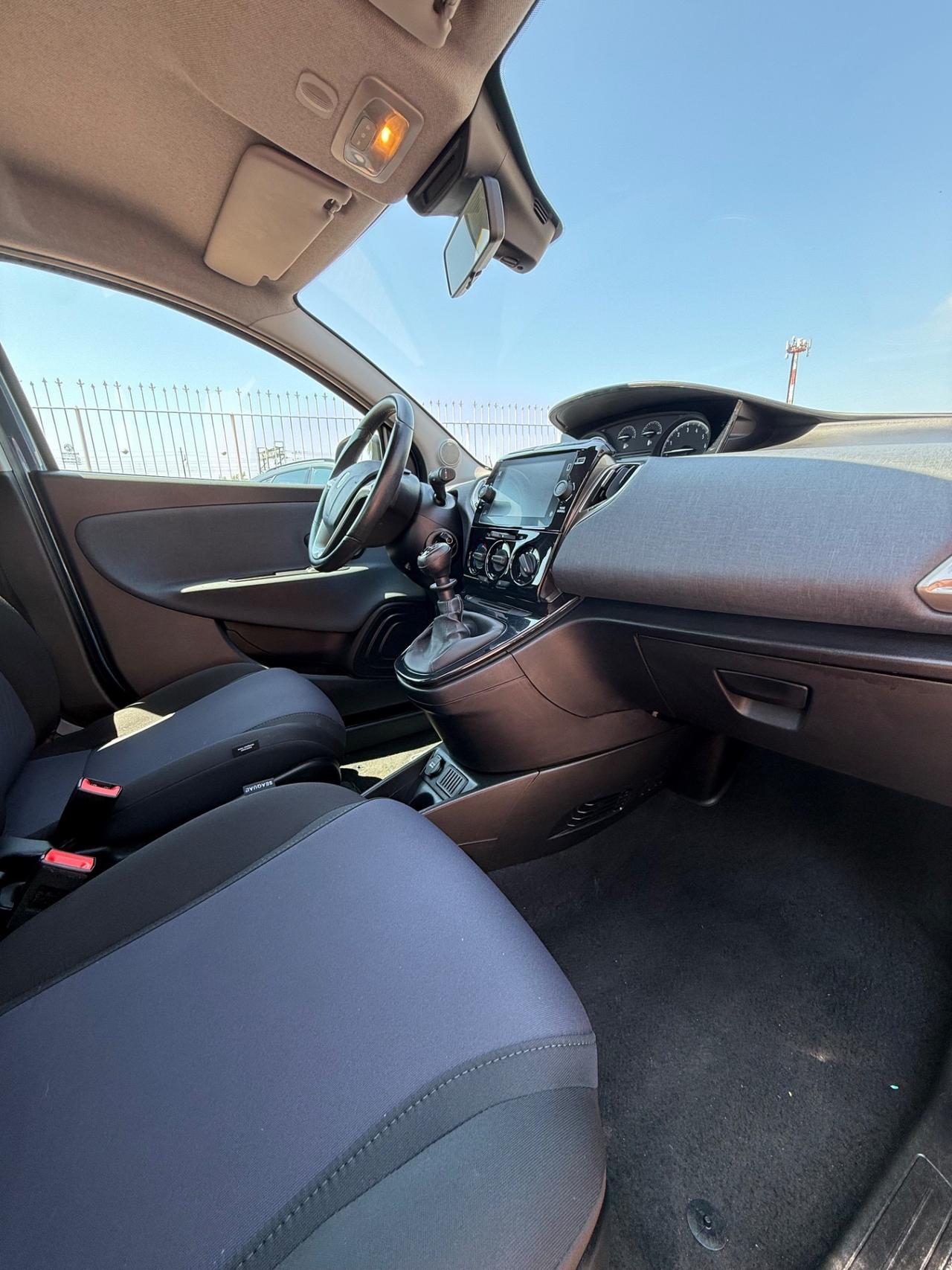 Lancia Ypsilon 1.0 Hybrid 69cv