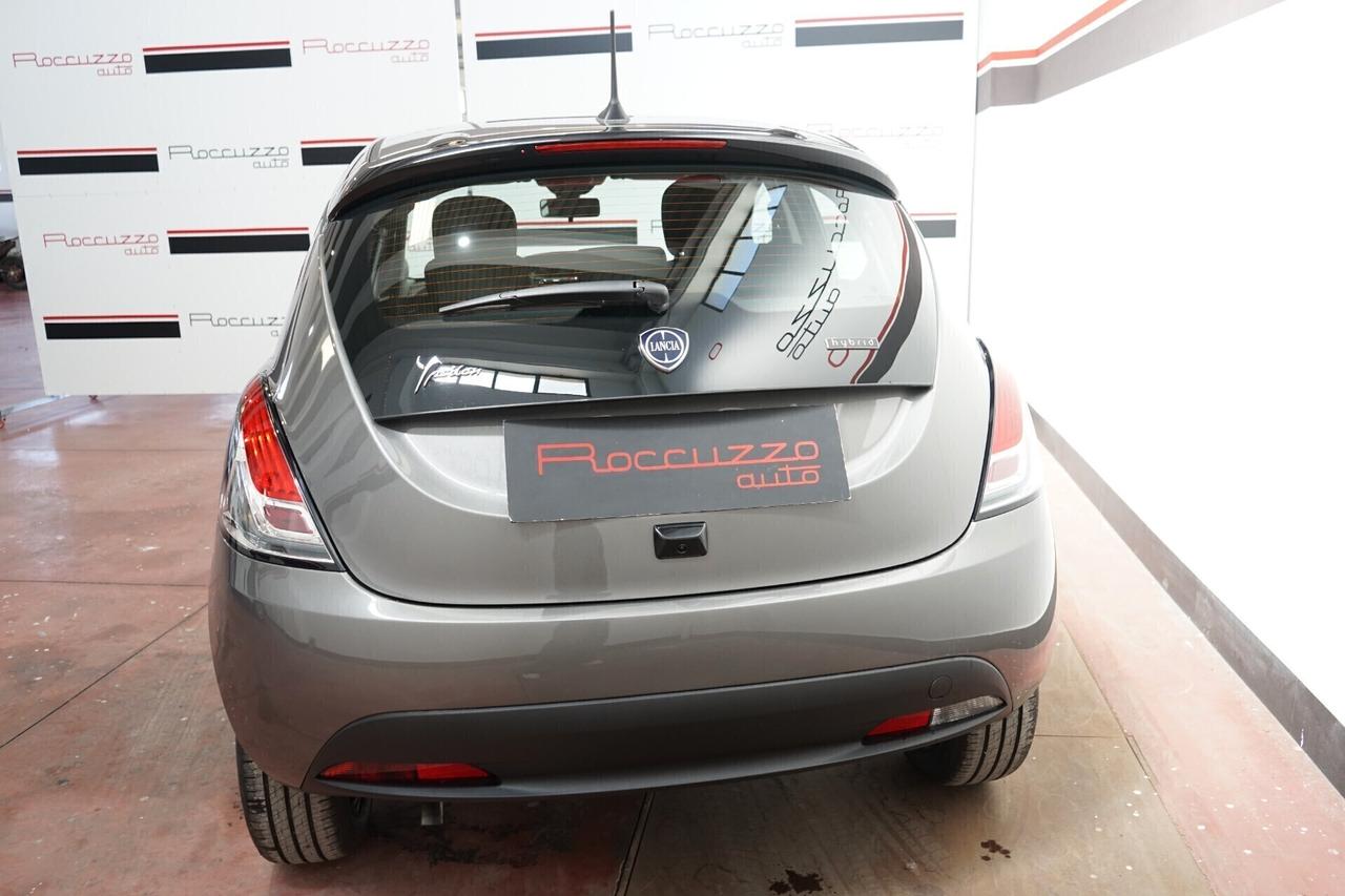 Lancia Ypsilon 1.0 FireFly 5 porte S&S Hybrid Ecochic Silver