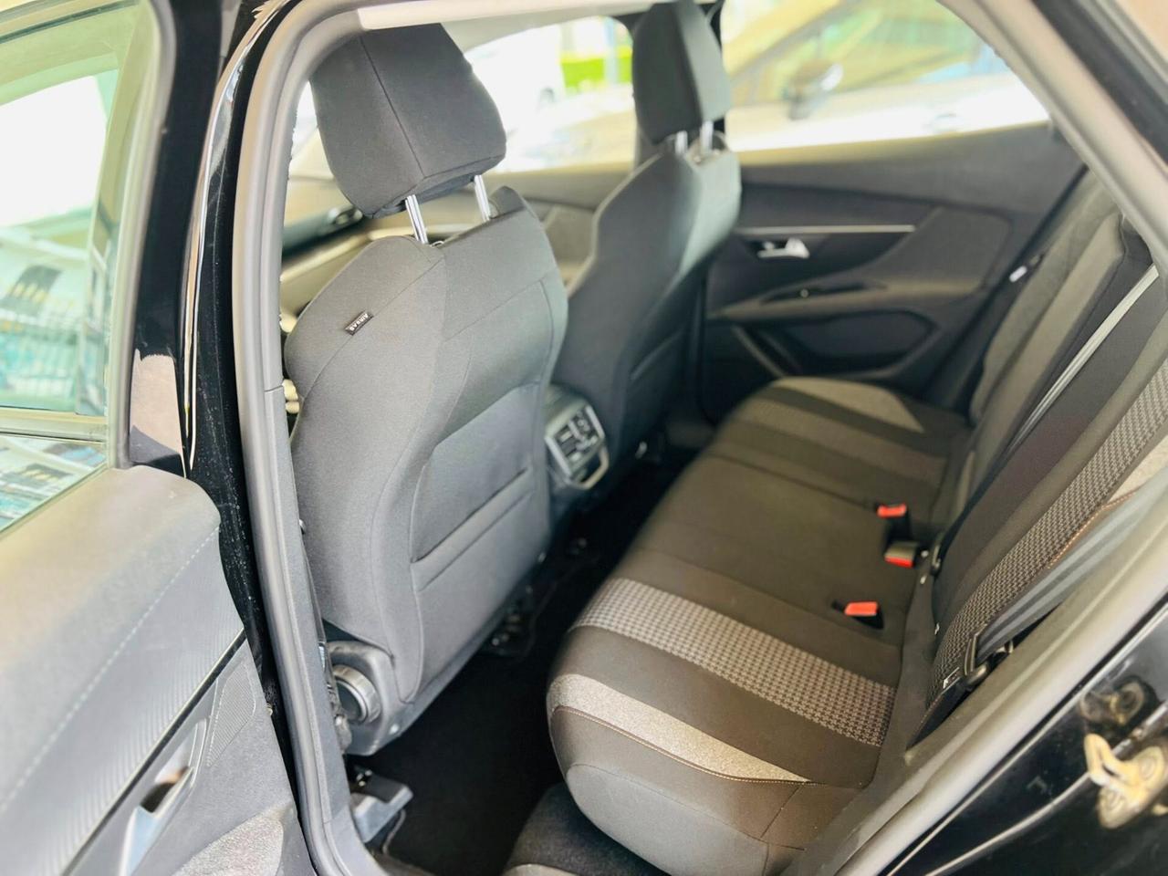 Peugeot 3008 BlueHDi 130 S&S EAT8 Active Business