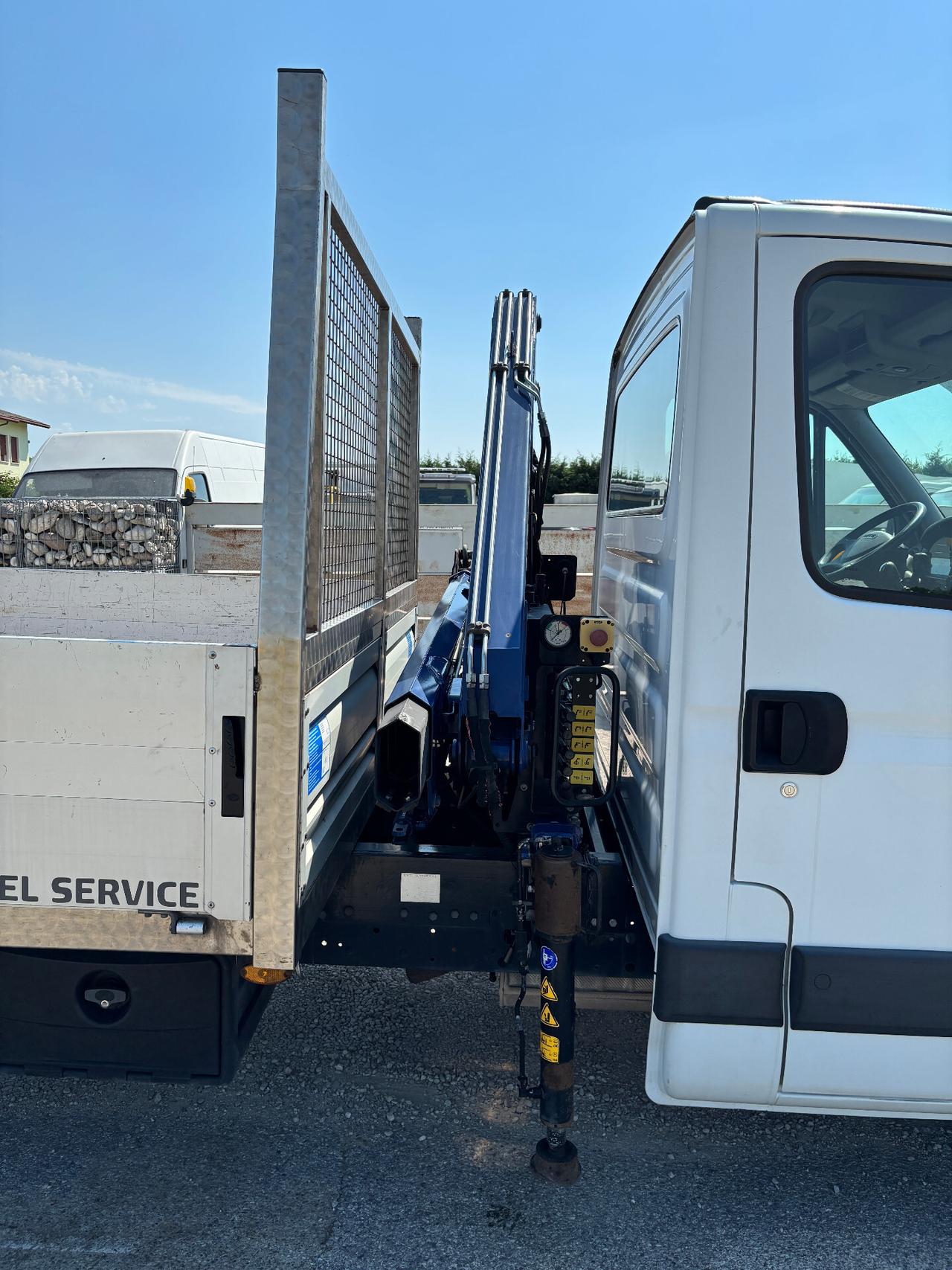 Iveco Daily 35C15 cassonato con gru amco veba V 803