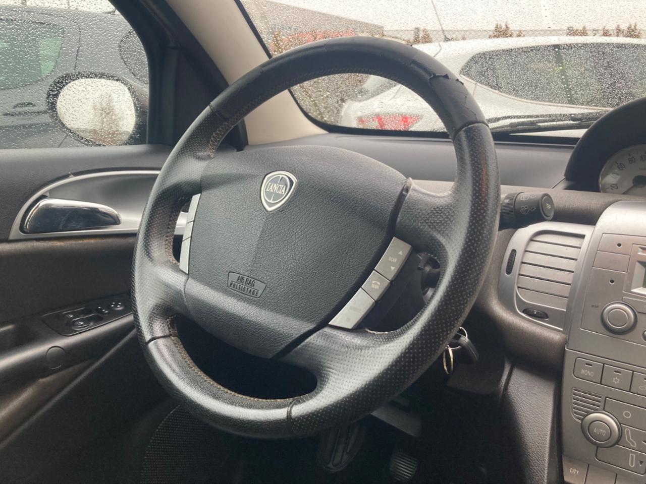 LANCIA YPSILON (EDIZIONE LIMITATA VERSUS)