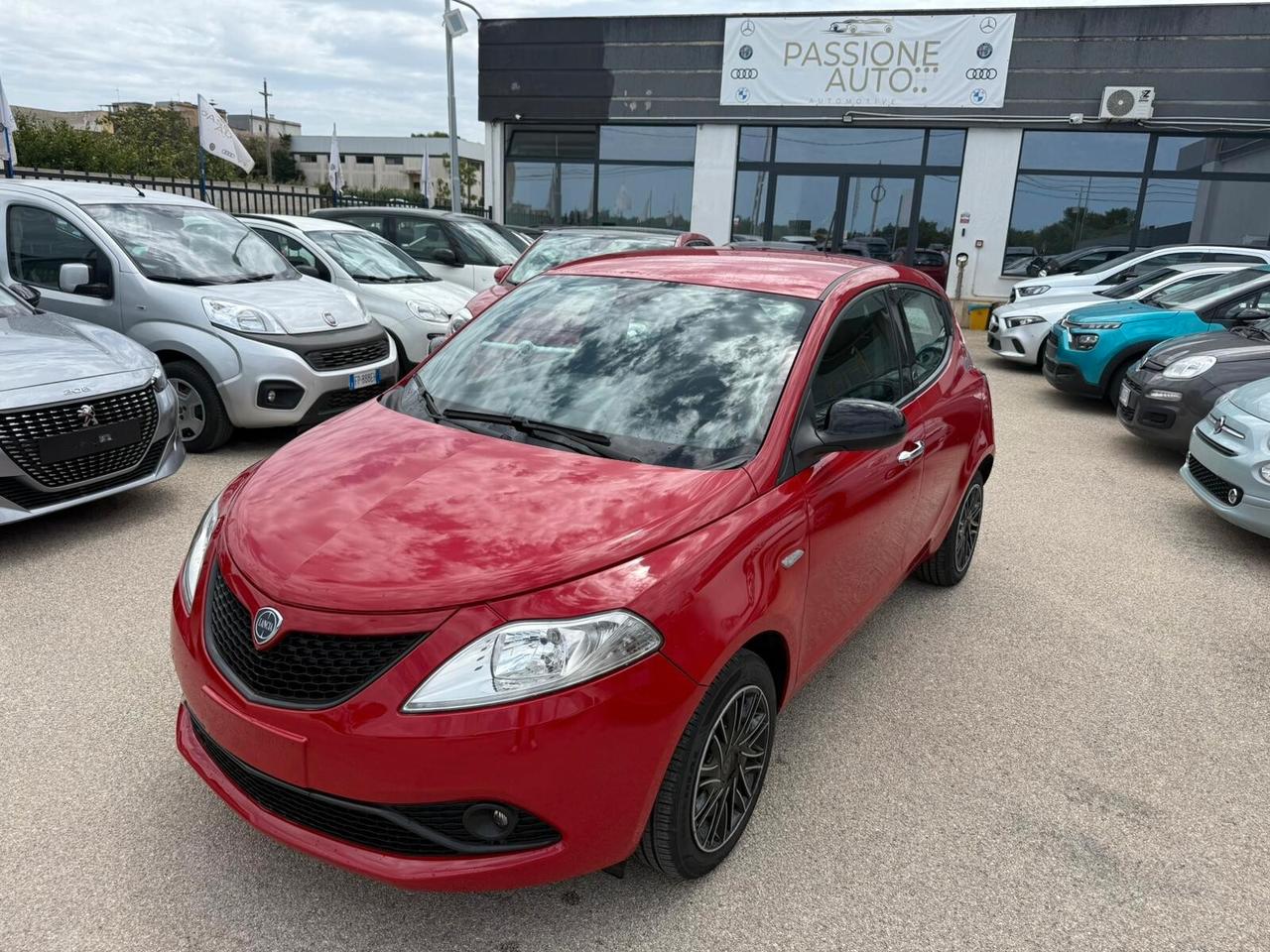 Lancia Ypsilon 1.0 FireFly 5 porte 70 CV S&S Hybrid Ecochic Gold