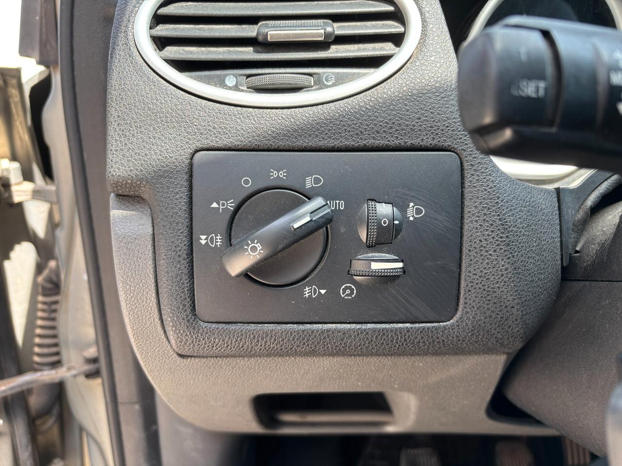 FORD FOCUS 1.6 TITANIUM 2010