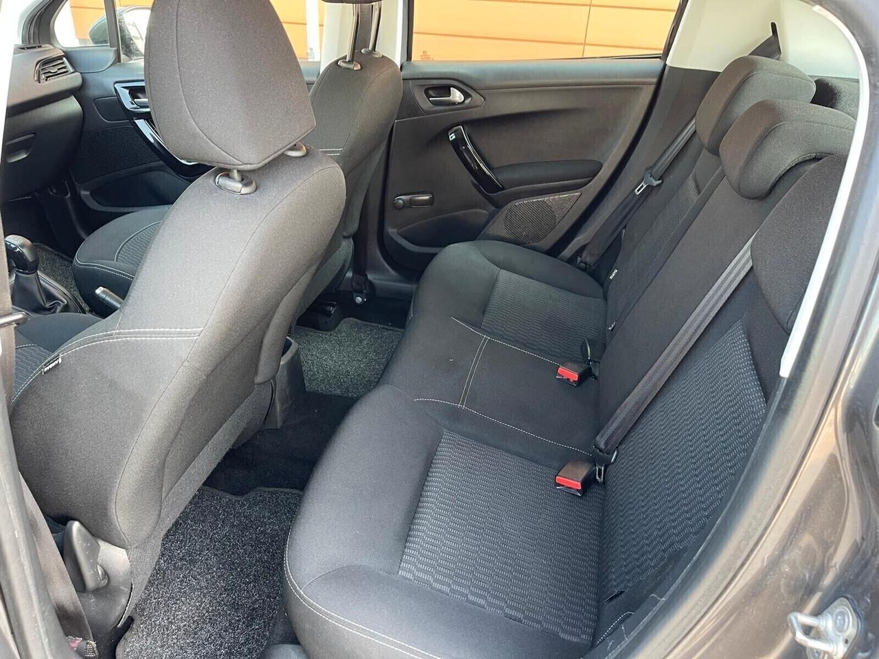 Peugeot 208 1.2 benz 82cv 5 porte - Neopatentati