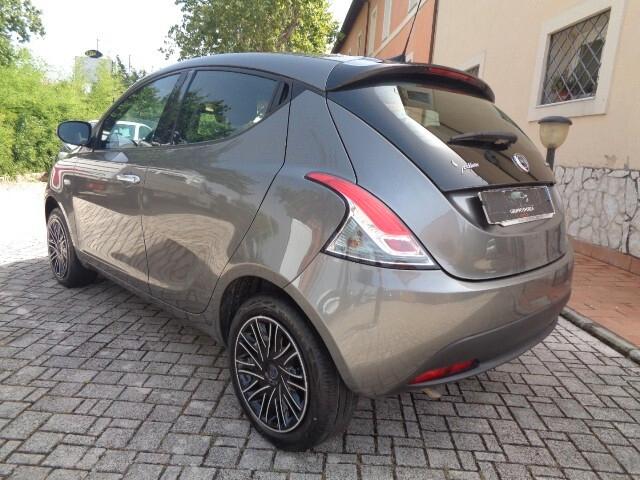Lancia Ypsilon 1.0 FireFly 5 POSTI S&S Hybrid Silver
