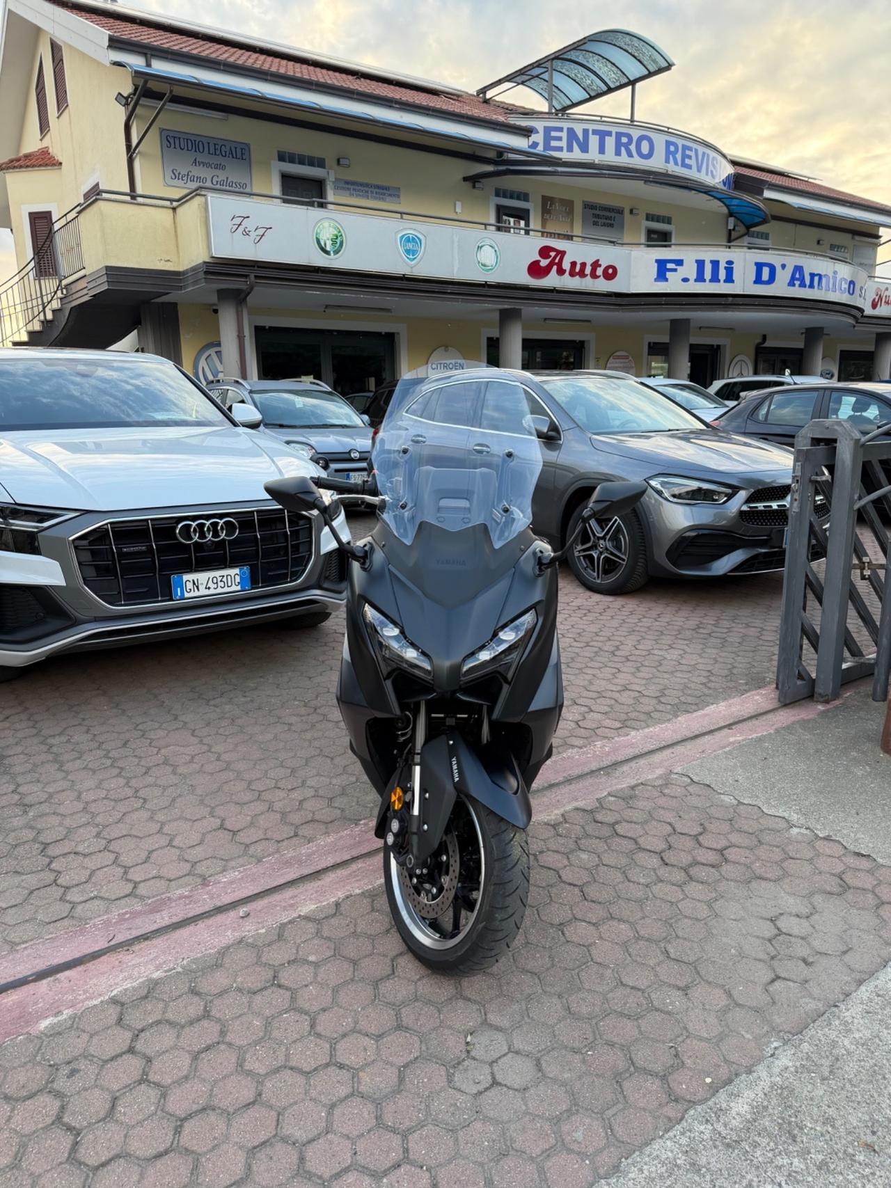 Yamaha TMAX 560 BLACK MAX