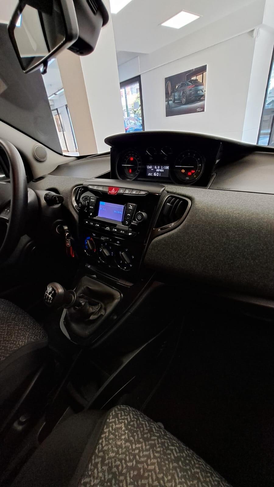 Lancia Ypsilon 1.0 FireFly 5 porte S&S Hybrid Platino