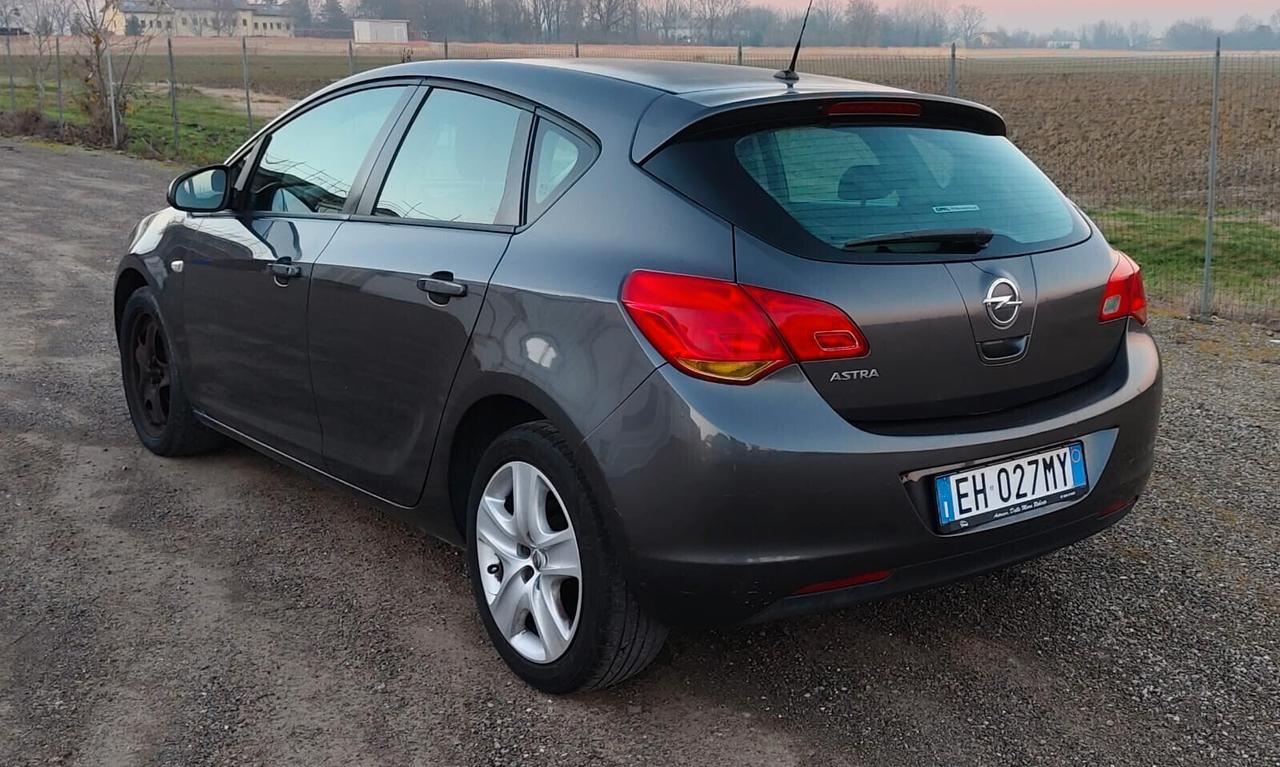 Opel Astra 1.6 115CV 5 porte Cosmo