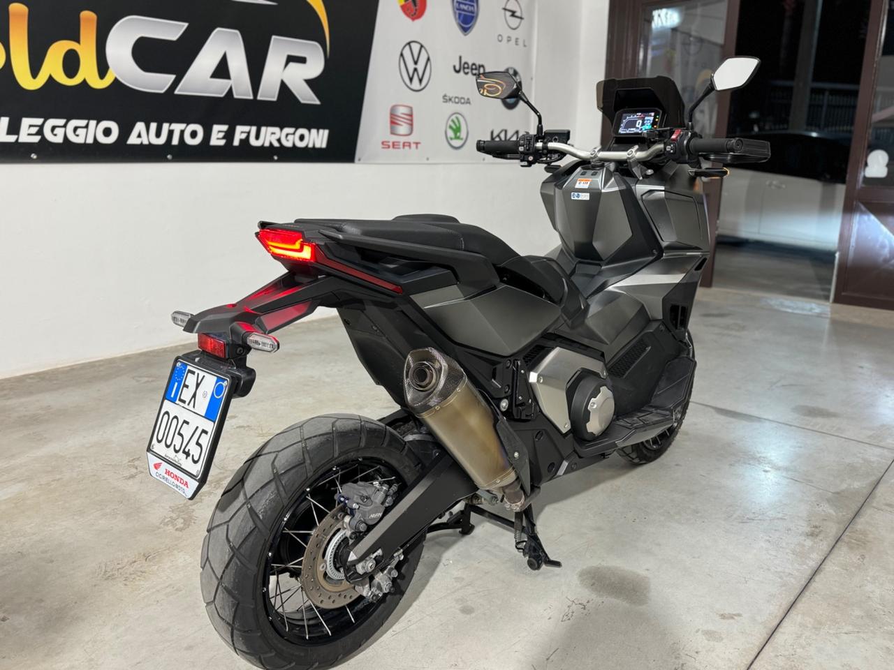 X-ADV 750 AKRAPOVIC