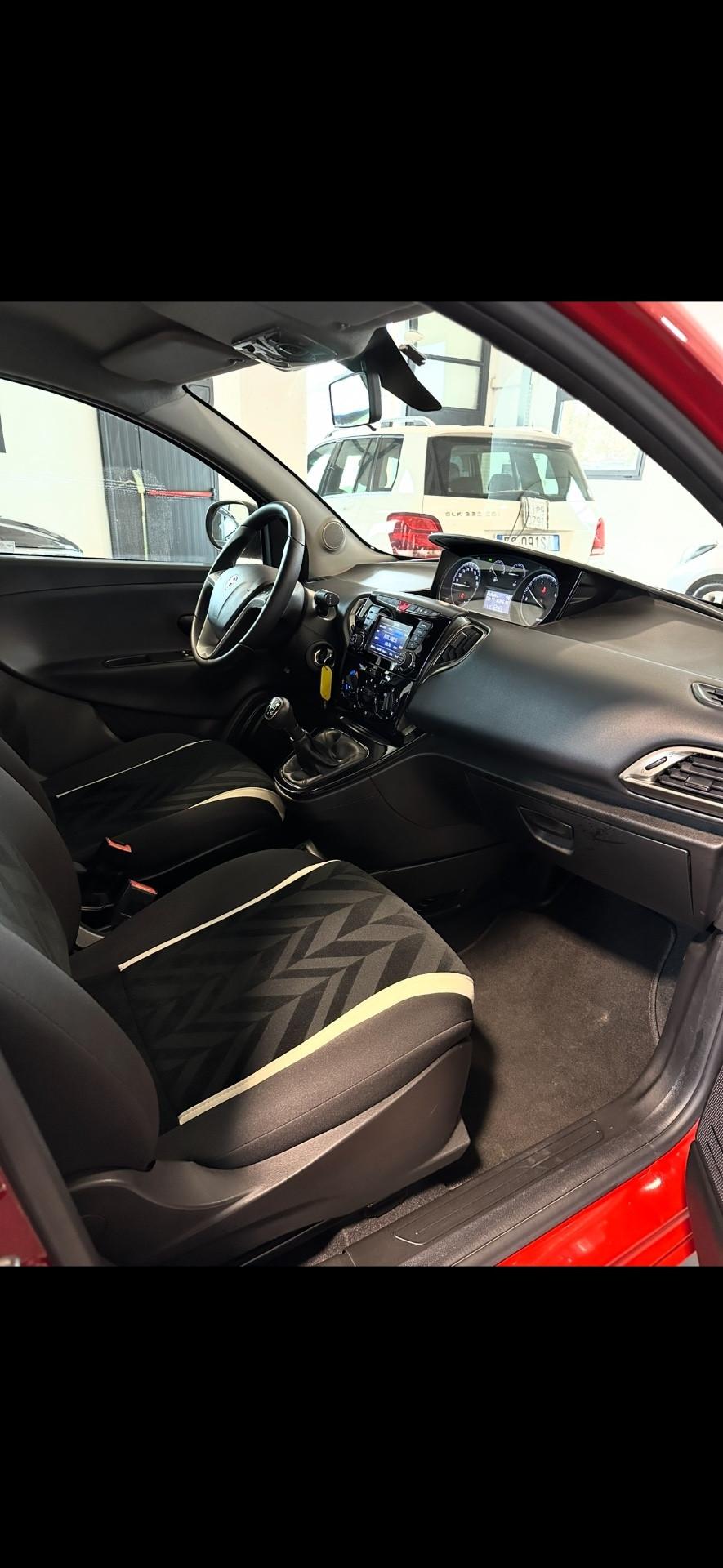 Lancia Ypsilon 1.3 MJT 16V 95 CV 5 porte S&S Silver