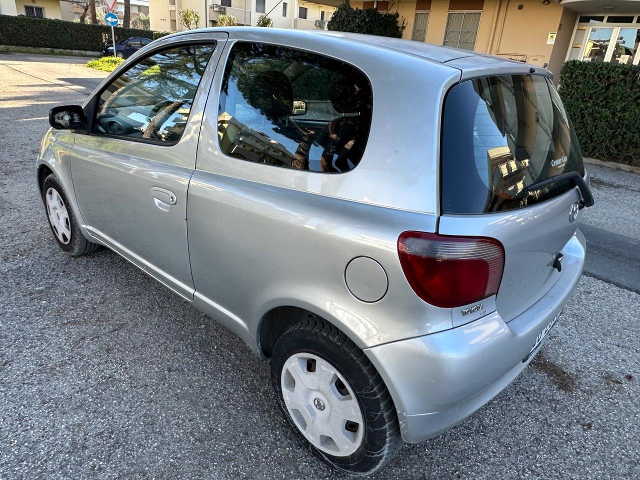 Toyota Yaris 1.3i 16V neopatentati .