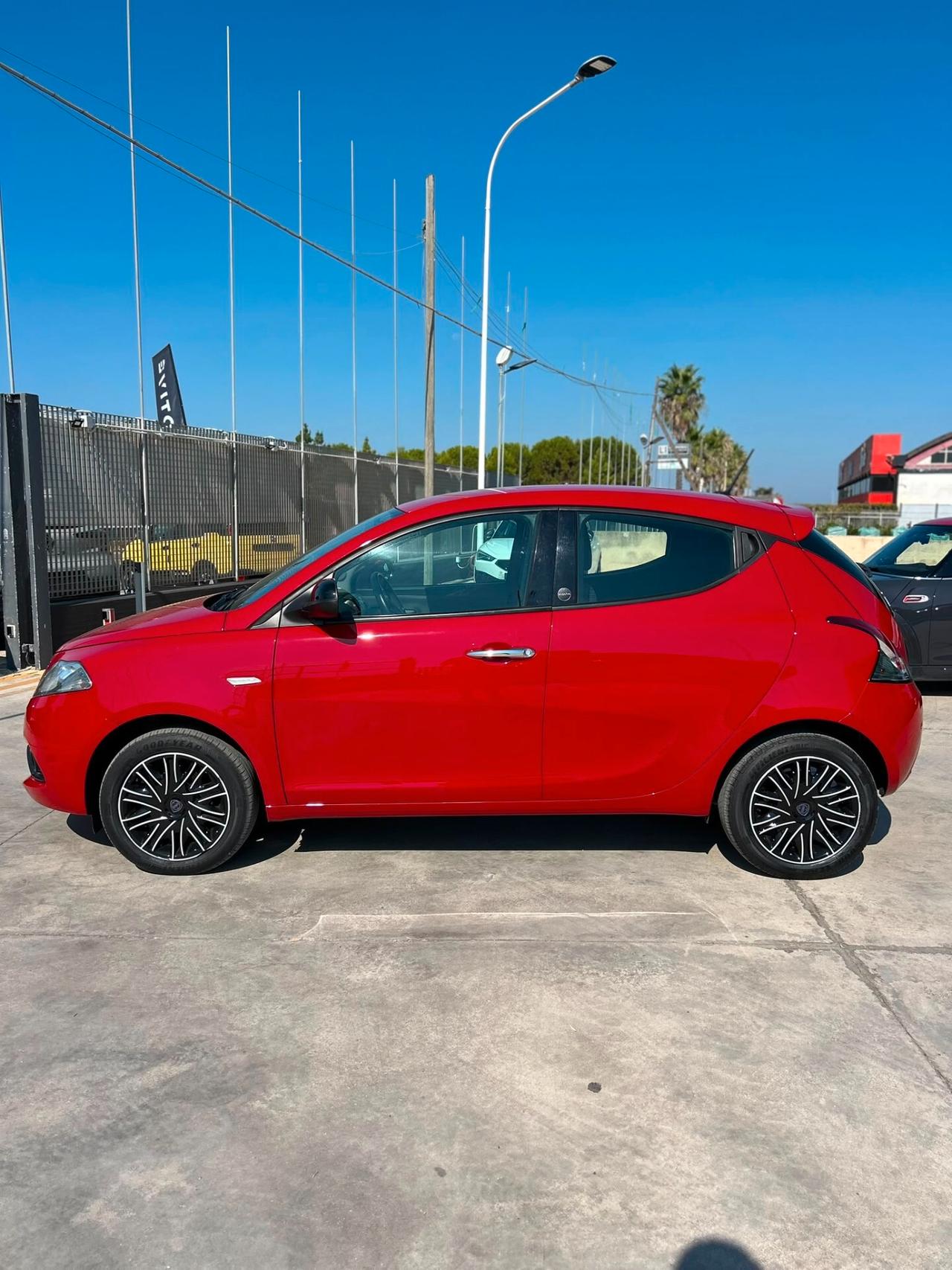 Lancia Ypsilon 1.0 FireFly 5 porte Hybrid Ecochic Gold