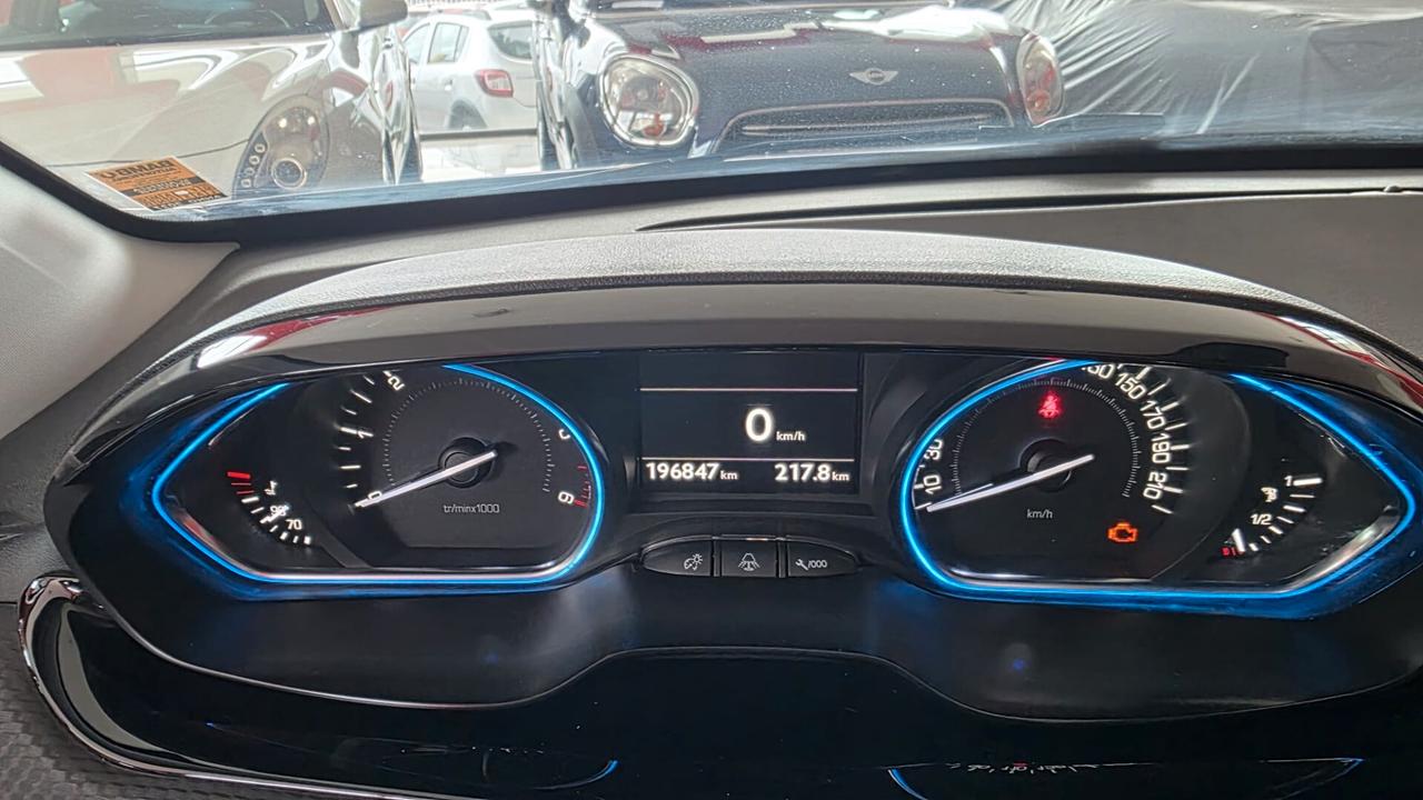 Peugeot 2008 BlueHDi 120 S&S Allure Red matt