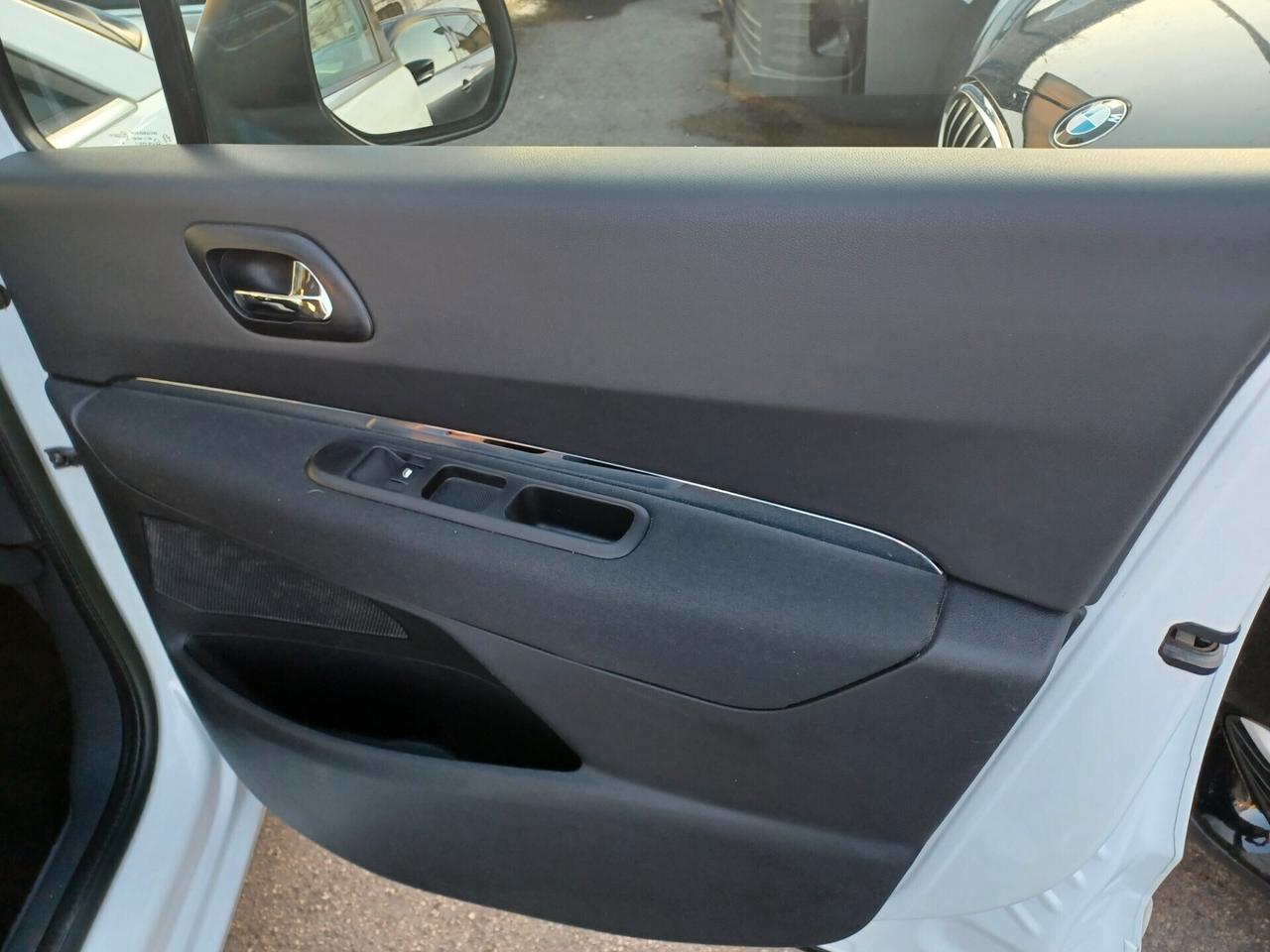 Peugeot 5008 1.6 HDi 115CV Allure 7 POSTI