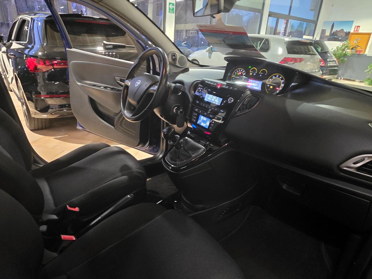 Lancia Ypsilon 1.2 69 CV 5 porte S Momodesign