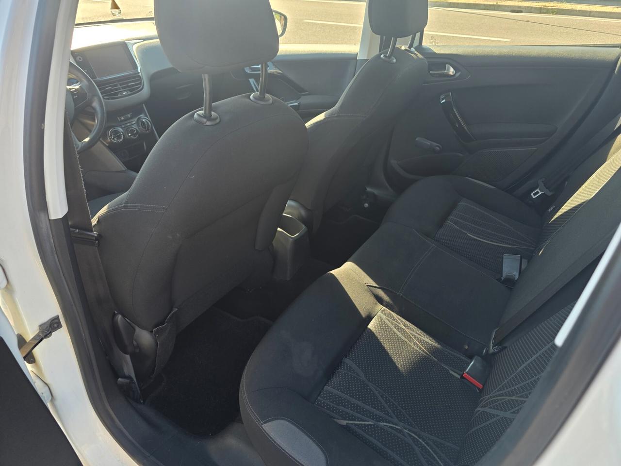 Peugeot 208 1.4 HDi 68 cv 23km con 1 litro