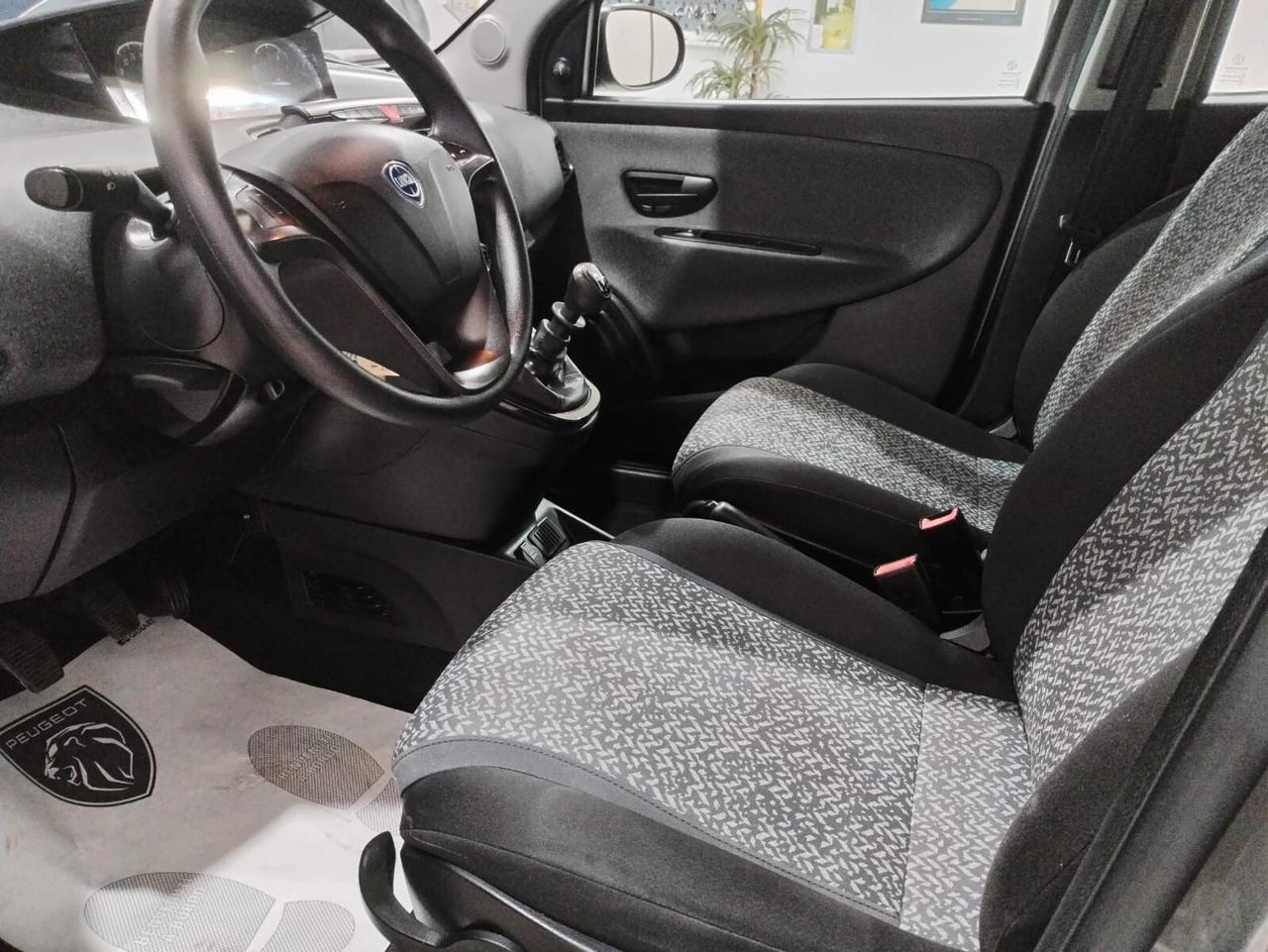 Lancia Ypsilon 1.0 FireFly 5 porte S&S Hybrid Ecochic Silver