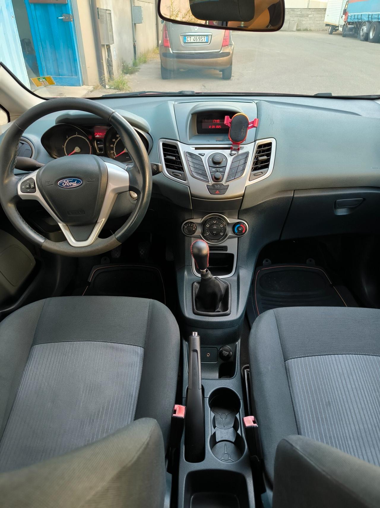 Ford Fiesta 1.4 TDCi 5p. Ghia neopatentati