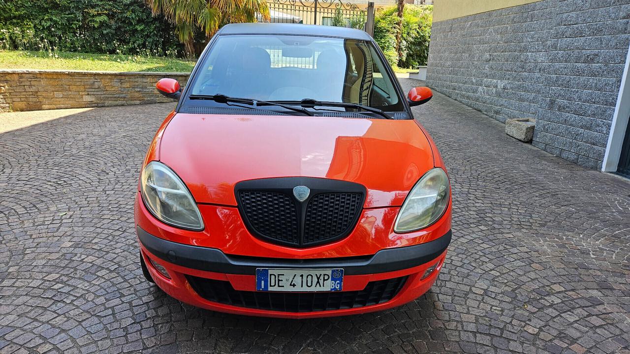 Lancia Ypsilon 1.2 Momo Design