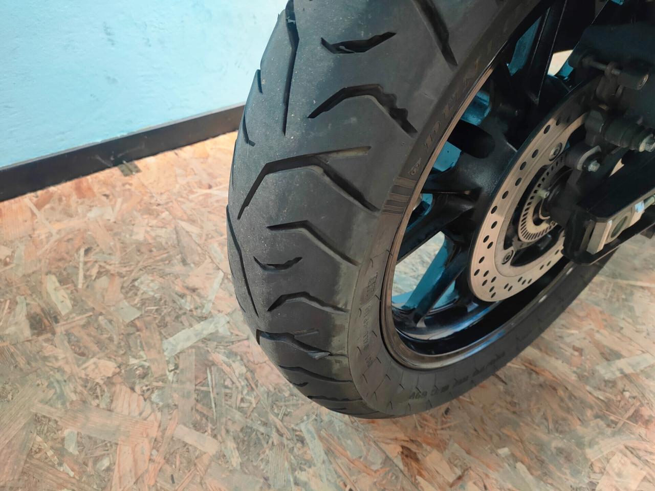 Suzuki V Strom DL 1000 soli 14.318 km.