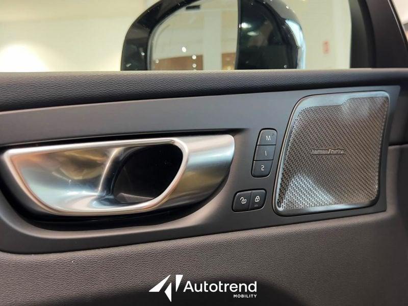 Volvo XC60 B5 250 CV AWD Mild Hybrid Benzina Automatica Ultra Dark