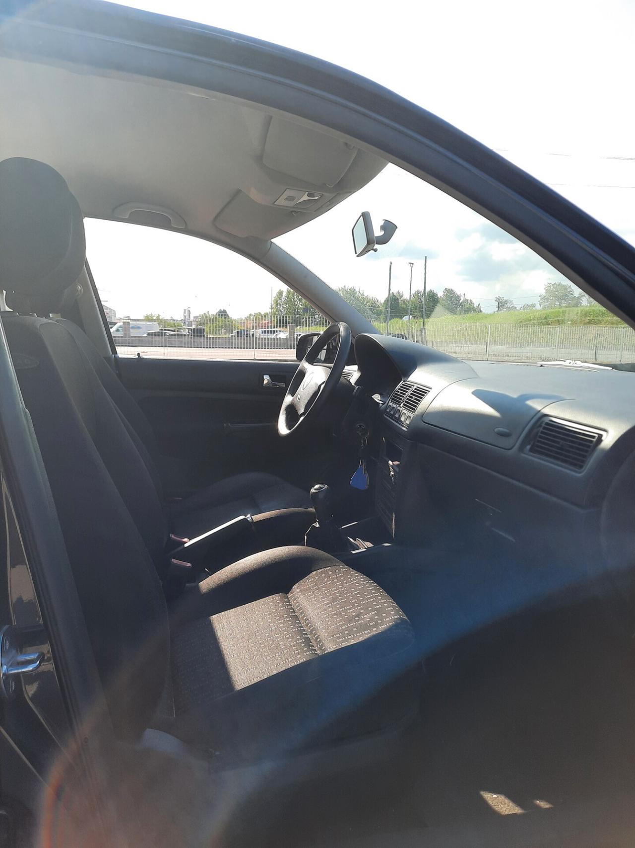 Volkswagen Golf 1.4 16V cat 5 porte Air Ok neopatentati