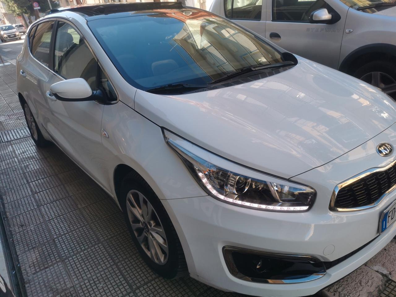 Kia Ceed cee'd 1.6 CRDi 110 CV 5 porte COOL TETTO NAVI CAMERA