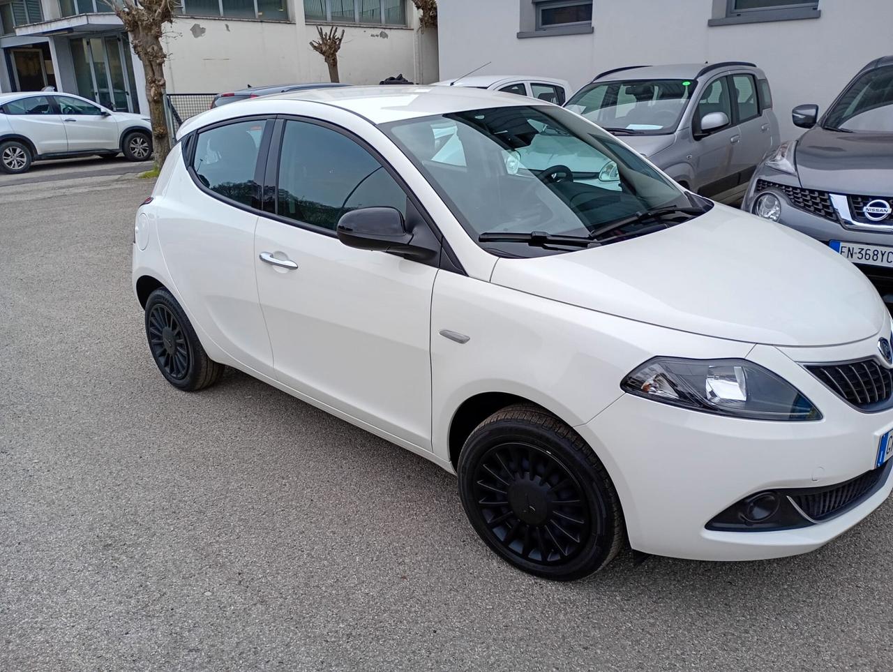 Lancia Ypsilon 1.0 FireFly 5 porte S&S Hybrid Silver