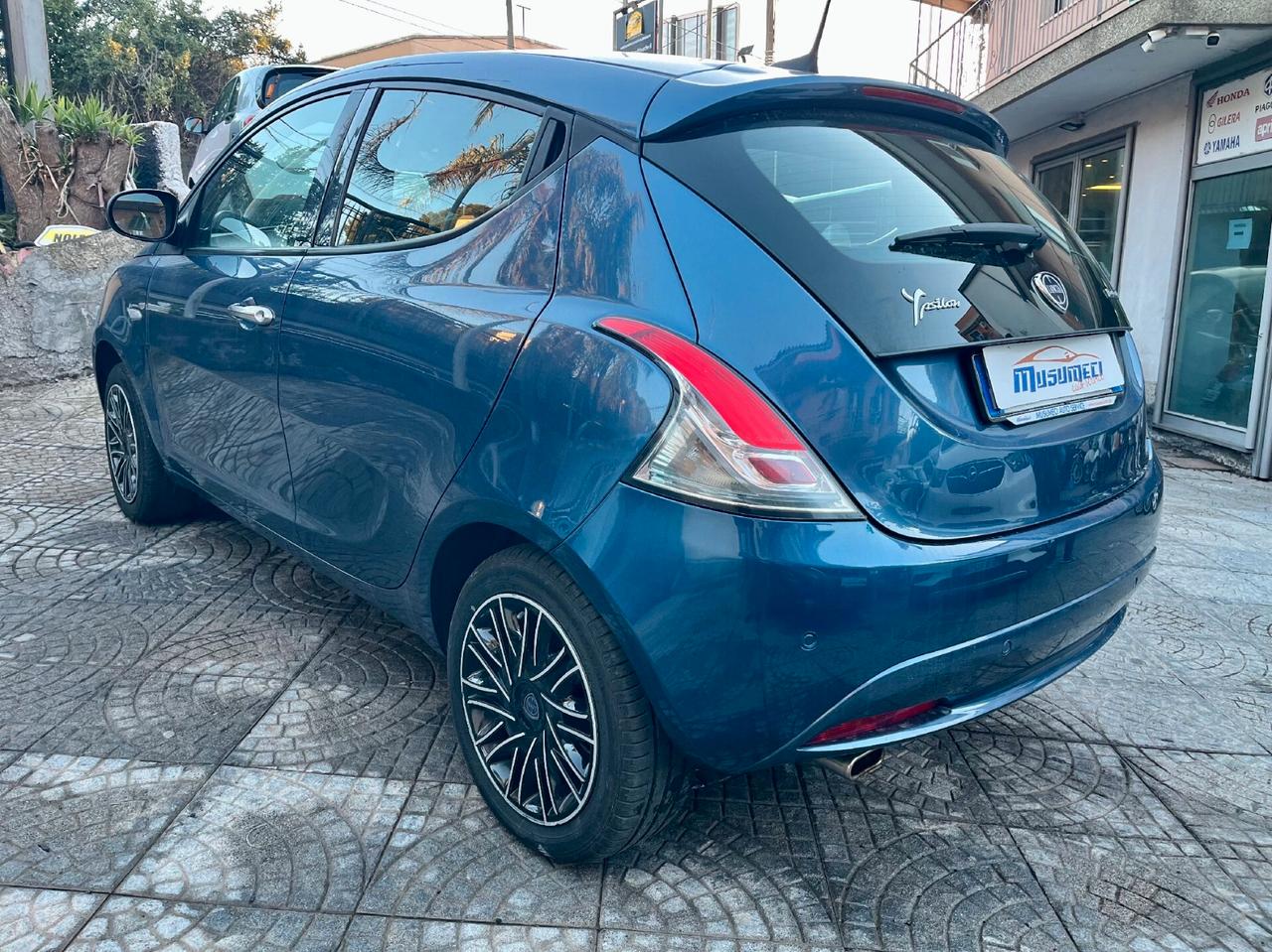 Lancia Ypsilon 1.0 FireFly S&S Hybrid Ecochic Gold Tua a soli 265€