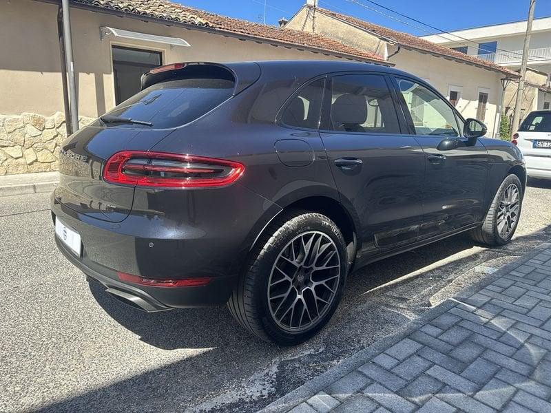 Porsche Macan -