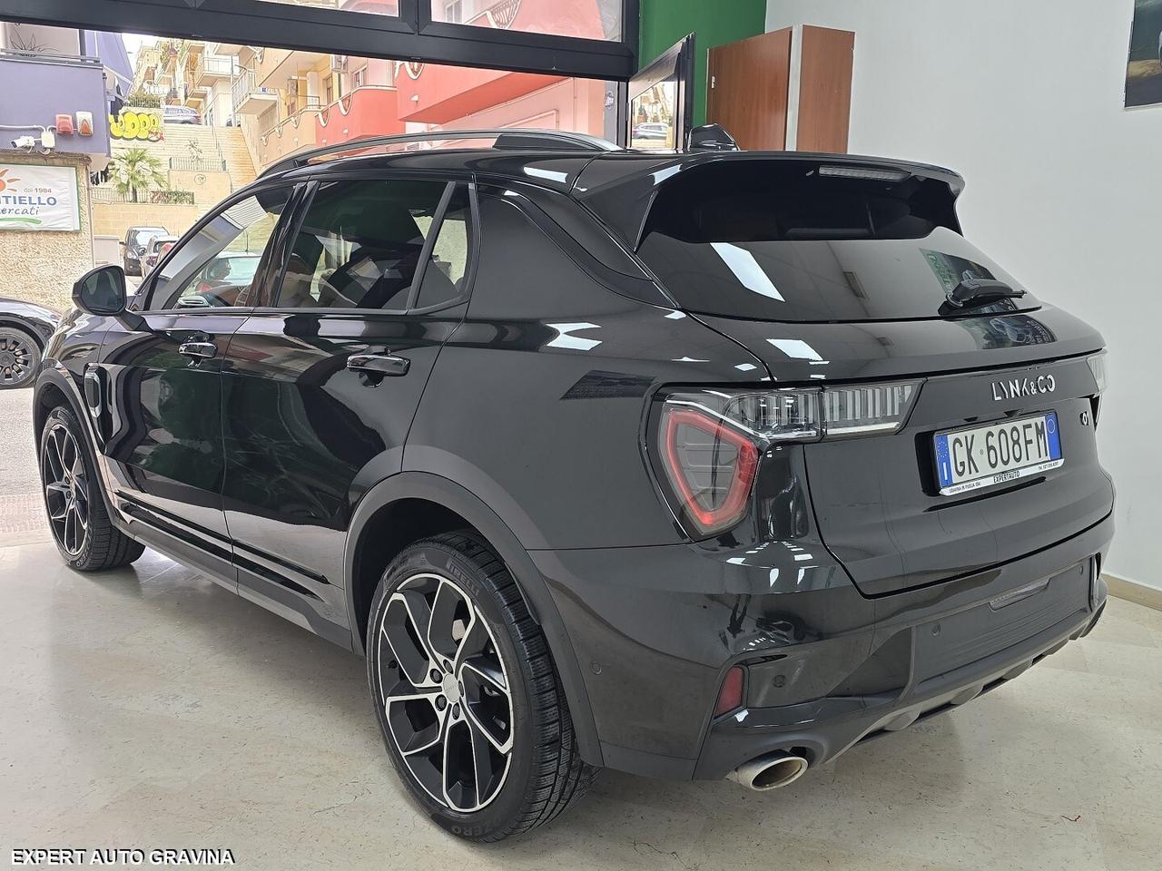 LYNK & CO 01 PLUG-IN **TOTAL BLACK**