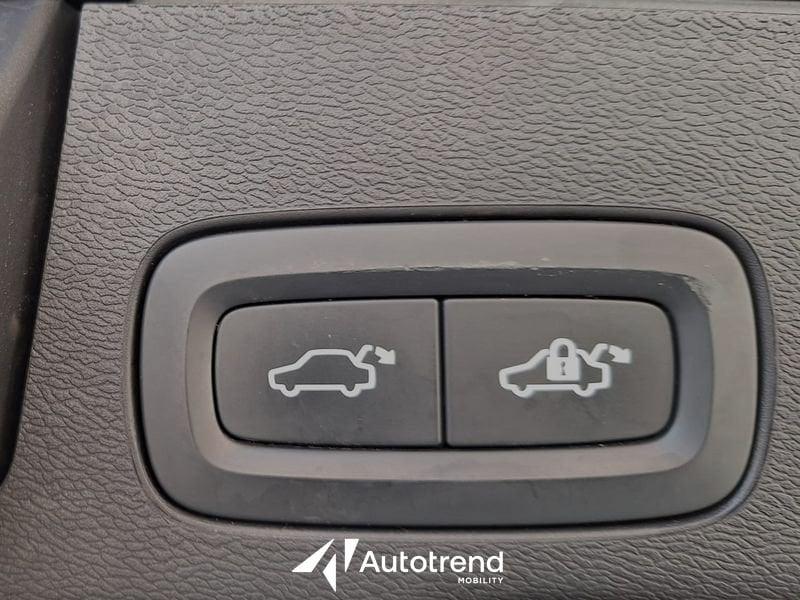 Volvo XC60 B4 197+14 CV Automatica Mild Hybrid NAVI LED Momentum Pro