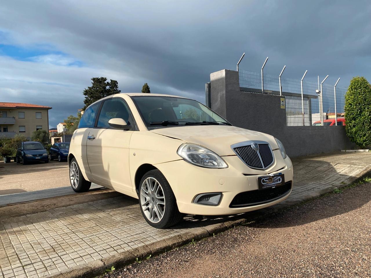 Lancia YPSILON NEOPATENTATI - BENZINA