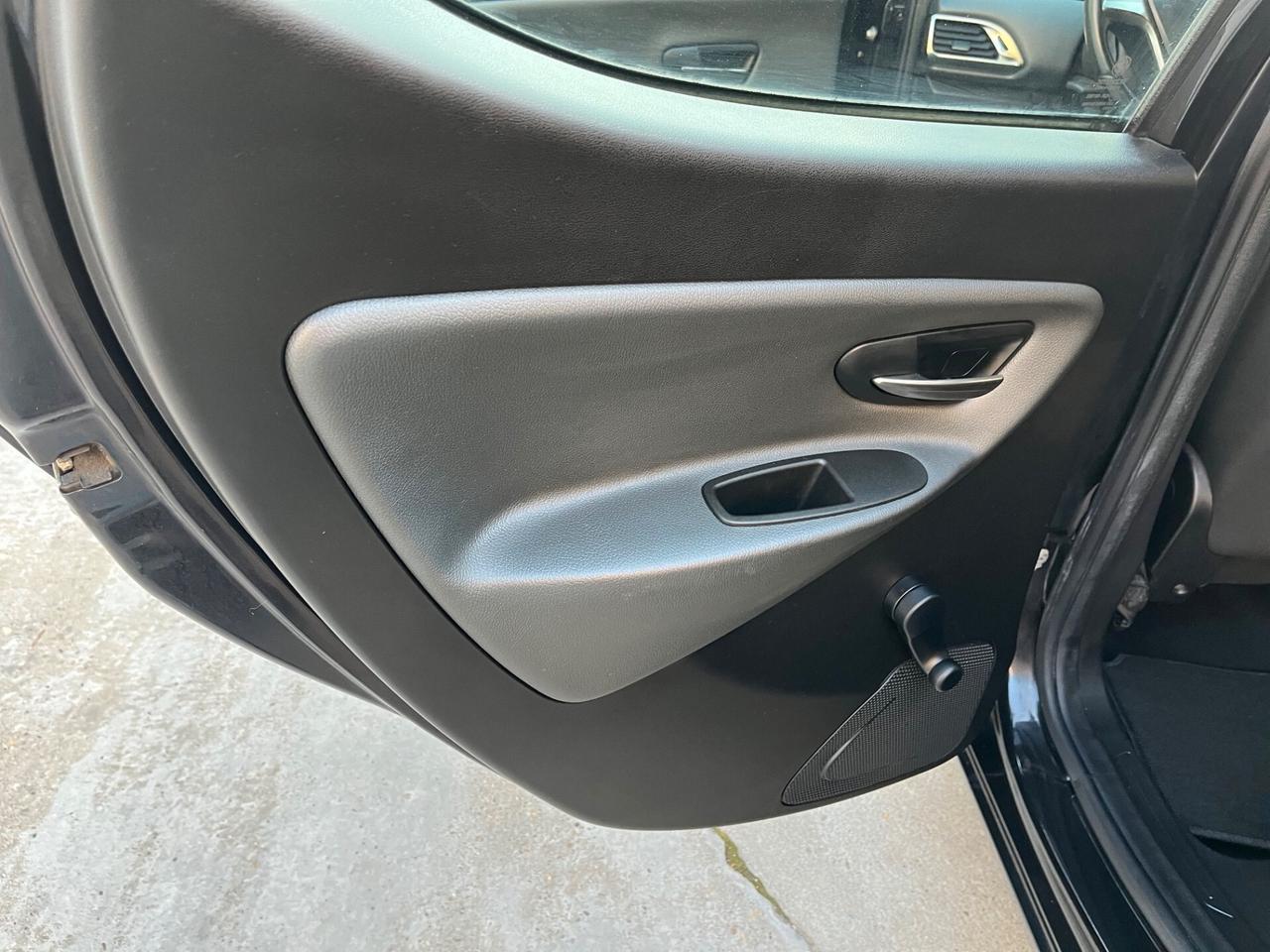 Lancia Ypsilon 1.2 69 CV 5 porte S&S Platinum